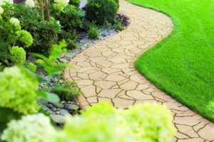 Polbruk_Petra(1) Sposoby na kamienne alejki i ścieżki z drewna: Kamień czy drewno?