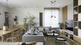 Drewno i niebieskie akcenty – ciepły apartament dla rodziny