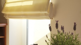 Jak urządzić vintage wnętrze z roletami rzymskimi i zasłonami?