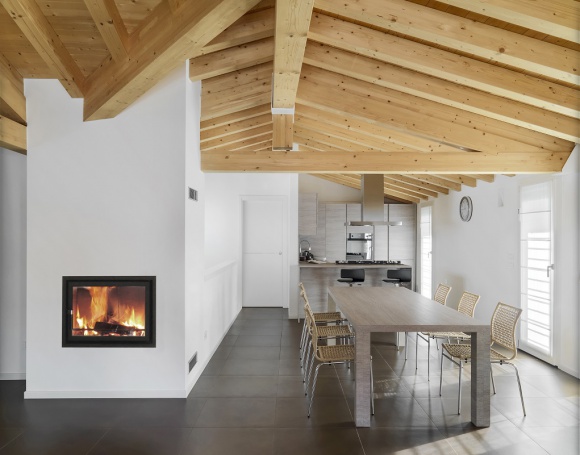 Kominki pokojowe na drewno – przytulna atmosfera w stylu eko